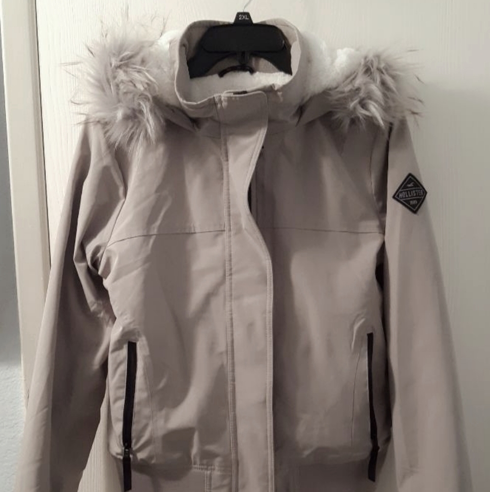 Hollister grey jacket super cute size M ❄